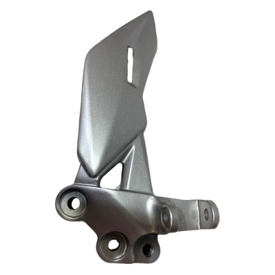 SOPORTE PEDALIN DELANTERO IZQUIERDO GIXXER 150 / GIXXER 250 SUZUKI ORIGINAL