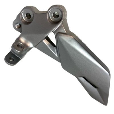 SOPORTE PEDALIN DELANTERO IZQUIERDO GIXXER 150 / GIXXER 250 SUZUKI ORIGINAL