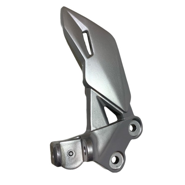 SOPORTE PEDALIN DELANTERO DERECHO GIXXER 150 ( BALATA ) SUZUKI ORIGINAL