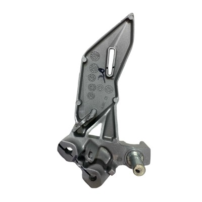 SOPORTE PEDALIN DELANTERO DERECHO GIXXER 150 ( BALATA ) SUZUKI ORIGINAL