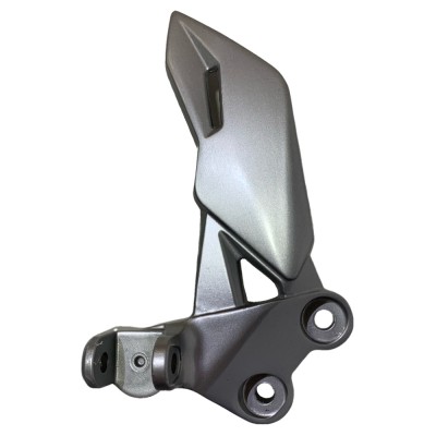 SOPORTE PEDALIN DELANTERO DERECHO GIXXER 150 ( BALATA ) SUZUKI ORIGINAL